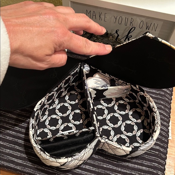 Vera Bradley limited editions "From My Heart" jewelry case in camellia pattern. - Picture 6 of 9